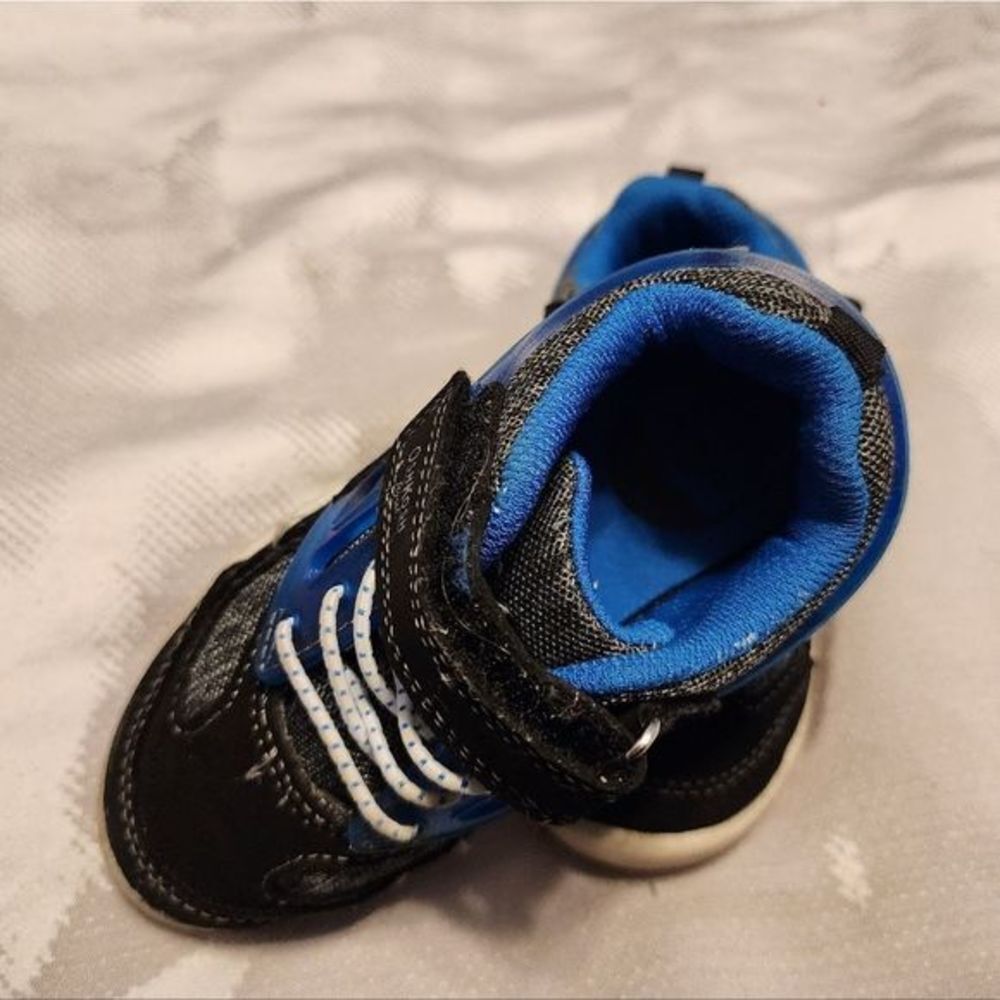 Toddler Boys 8t Sneakers, Like New. Worn Once.Blue. Osh Kosh - Picture 3 of 8